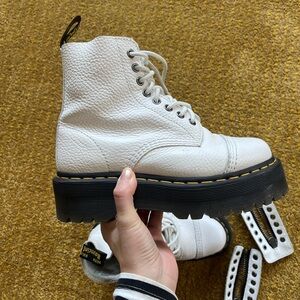 Dr.Martens white boots. Classic look.